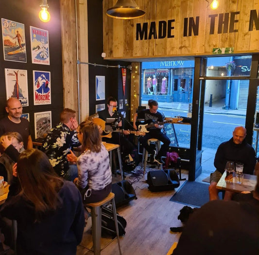 Live performance by King Jeff Band at Longsands Après Café-Bar, engaging with a lively crowd.